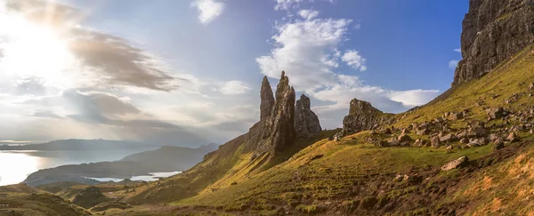 El Viejo de Storr en la Isla de Skye durante el amanecer — Foto de Stock
