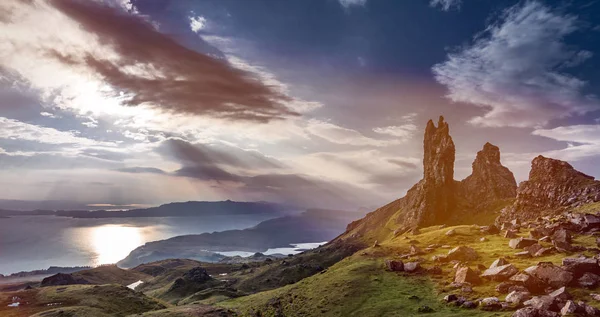 Yaşlı adam Storr Isle of Skye gündoğumu sırasında üzerinde — Stok fotoğraf