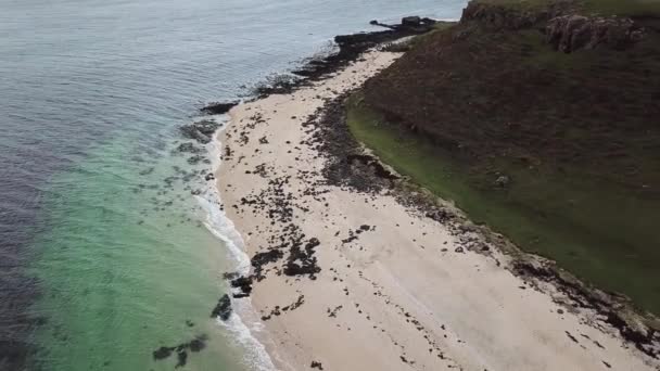 Luchtfoto van de Clagain Coral Beach op het eiland Skye - Schotland — Stockvideo