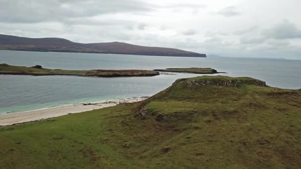 AERIAL-uttaget på den Clagain Coral Beach på Isle of Skye - Skottland — Stockvideo