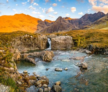 Isle of Skye - İskoçya siyah Cuillin dağlardaki önünde peri havuzları