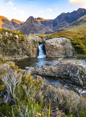 Isle of Skye - İskoçya siyah Cuillin dağlardaki önünde peri havuzları