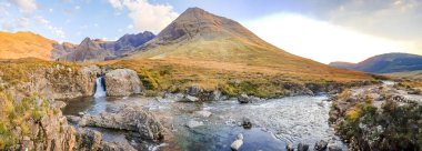 Isle of Skye - İskoçya siyah Cuillin dağlardaki önünde peri havuzları
