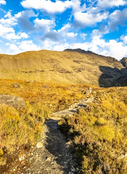 Ensam väg till Fairy pooler framför den Black Cuillin Mountains på Isle of Skye - Skottland — Stockfoto