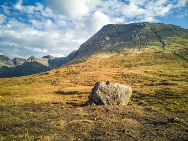 Einsamer Stein neben den Feenpools vor den schwarzen Cuillin-Bergen auf der Insel Skye - Schottland — Stockfoto