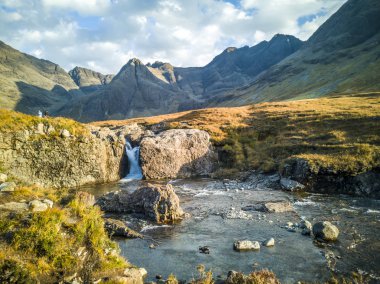 Sonbahar, Glen Brittle, Skye, İskoçya peri havuzlarında