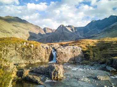 Sonbahar, Glen Brittle, Skye, İskoçya peri havuzlarında