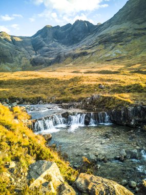 Sonbahar, Glen Brittle, Skye, İskoçya peri havuzlarında