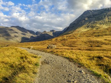 Isle of Skye - İskoçya siyah Cuillin dağlardaki önünde peri havuzlarına yalnız yol
