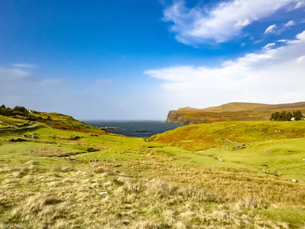 Loch poolthiel und milovaig harbour von glendale, isle of skye - scotland aus gesehen — Stockfoto