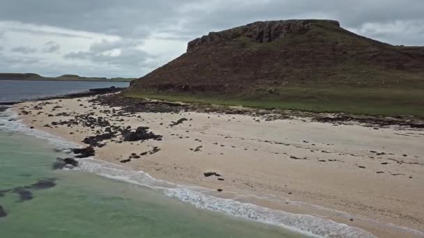 AERIAL-uttaget på den Clagain Coral Beach på Isle of Skye - Skottland — Stockvideo