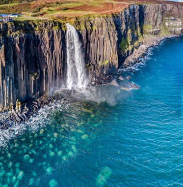 Staffin ünlü İskoç eteği kaya şelale - Isle of Skye - İskoçya ile tarafından kayalıklarla, dramatik şeridinin havadan görünümü