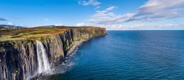 Staffin ünlü İskoç eteği kaya şelale - Isle of Skye - İskoçya ile tarafından kayalıklarla, dramatik şeridinin havadan görünümü