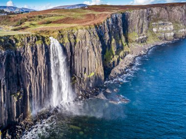 Staffin ünlü İskoç eteği kaya şelale - Isle of Skye - İskoçya ile tarafından kayalıklarla, dramatik şeridinin havadan görünümü