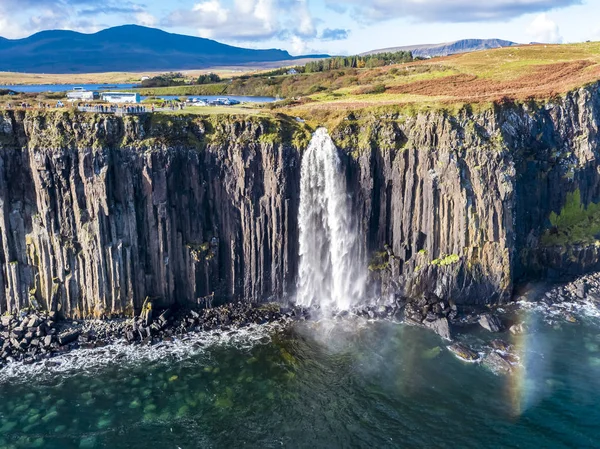 Flygfoto över den dramatiska kustlinjen på klipporna vid Staffin med den berömda Kilt Rock vattenfallet - Isle of Skye - Skottland — Stockfoto