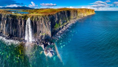 Staffin ünlü İskoç eteği kaya şelale - Isle of Skye - İskoçya ile tarafından kayalıklarla, dramatik şeridinin havadan görünümü