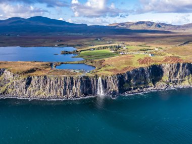 Staffin ünlü İskoç eteği kaya şelale - Isle of Skye - İskoçya ile tarafından kayalıklarla, dramatik şeridinin havadan görünümü