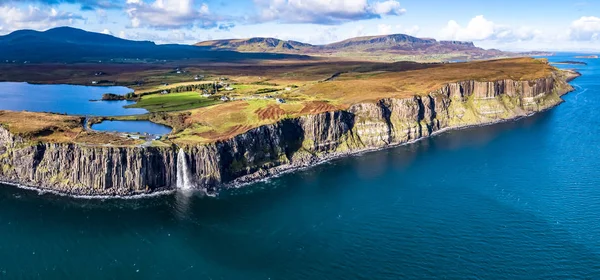 斯塔文与著名的基尔岩瀑布--斯凯岛--苏格兰悬崖上戏剧性海岸线的鸟图 — 图库照片