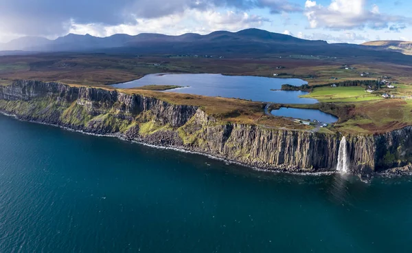 Staffin ünlü İskoç eteği kaya şelale - Isle of Skye - İskoçya ile tarafından kayalıklarla, dramatik şeridinin havadan görünümü — Stok fotoğraf