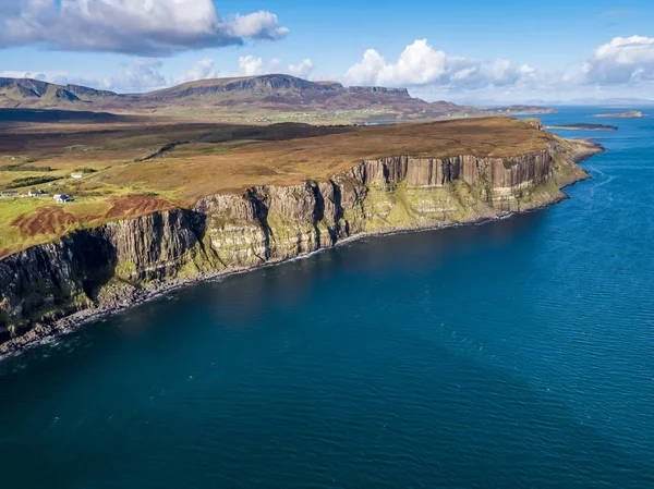Εναέρια άποψη η ακτογραμμή εκτείνεται σε βράχια από Staffin με το διάσημο σκωτσέζικη φούστα Rock καταρράκτη - Σκάι - Σκωτία — Φωτογραφία Αρχείου