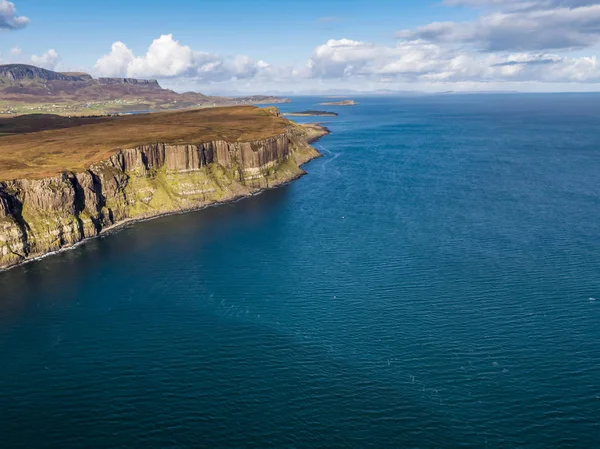 Flygfoto över den dramatiska kustlinjen på klipporna vid Staffin med den berömda Kilt Rock vattenfallet - Isle of Skye - Skottland — Stockfoto