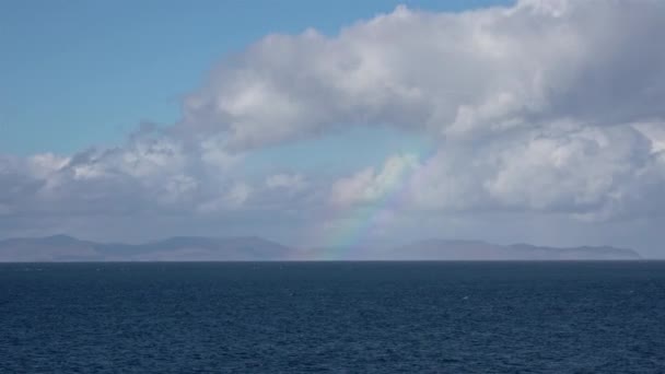 Regenboog boven de Buiten-Hebriden, gezien vanaf de Duntulm op het eiland Skye, Schotland — Stockvideo