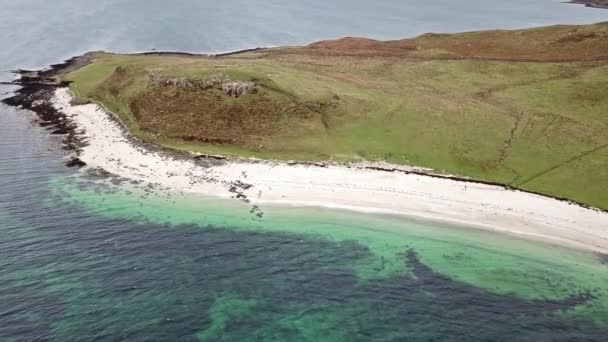 Aérea de Clagain Coral Beach en la Isla de Skye - Escocia — Vídeos de Stock