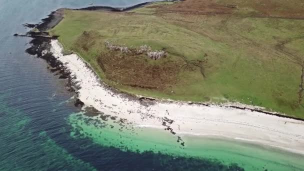 斯凯岛上的 claye 珊瑚海滩的空中----苏格兰 — 图库视频影像