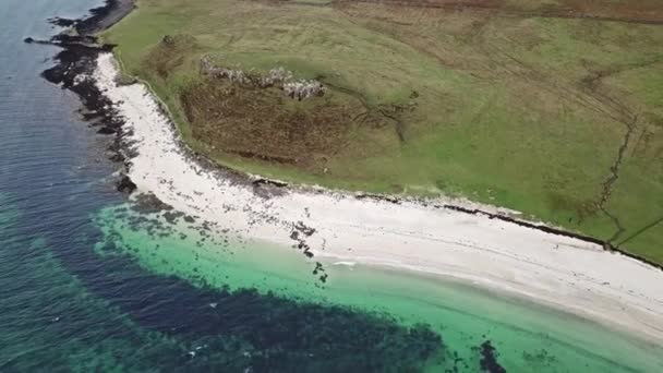 Luchtfoto van de Clagain Coral Beach op het eiland Skye - Schotland — Stockvideo