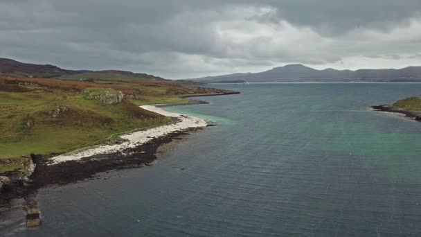 AERIAL-uttaget på den Clagain Coral Beach på Isle of Skye - Skottland — Stockvideo