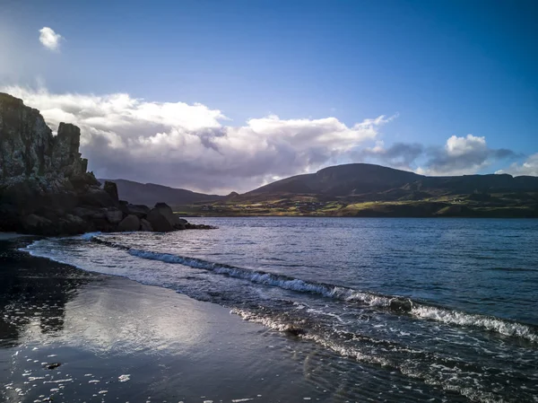 Tramonto sulla famosa baia dei dinosauri a Staffin sull'isola di Skye — Foto Stock