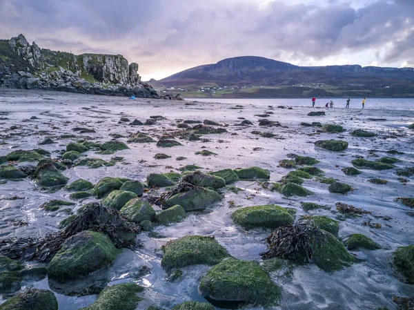 Pôr do sol sobre a famosa baía de dinossauros em Staffin, na ilha de Skye — Fotografia de Stock