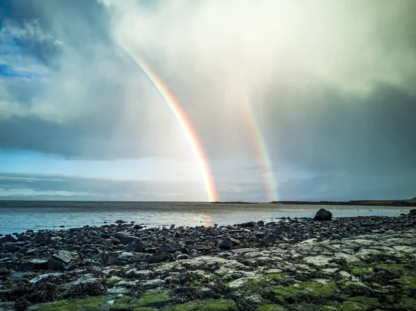 Arc-en-ciel au-dessus de la célèbre baie des Dinosaures à Staffin sur l'île de Skye — Photo