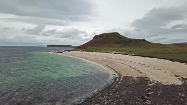 AERIAL-uttaget på den Clagain Coral Beach på Isle of Skye - Skottland — Stockvideo
