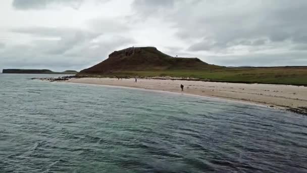 AERIAL-uttaget på den Clagain Coral Beach på Isle of Skye - Skottland — Stockvideo