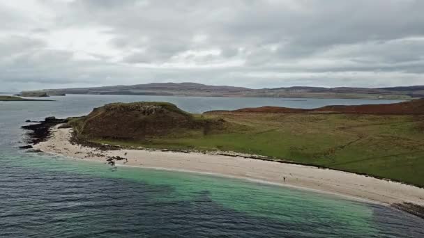 Luchtfoto van de Clagain Coral Beach op het eiland Skye - Schotland — Stockvideo