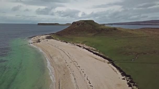 Aerial of the Clagain Coral Beach sur l'île de Skye - Écosse — Video