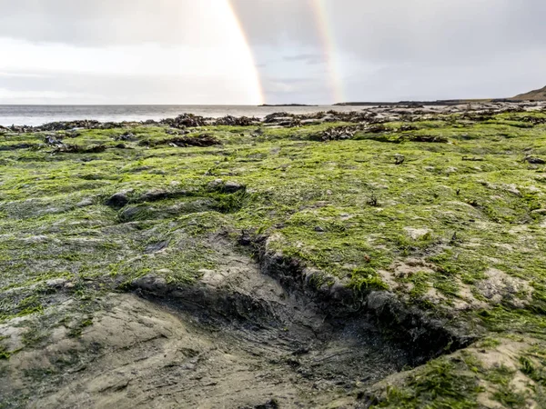 Ουράνιο τόξο πάνω από την διάσημη δεινόσαυρος ίχνη στην παραλία μια Corran από Staffin στο isle of Skye — Φωτογραφία Αρχείου