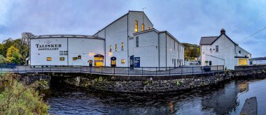 Isle Of Skye, İskoçya - 10 Ekim 2018: Talisker damıtım Carbost, İskoçya Isle of Skye üzerinde merkezli bir ada tek malt Scotch viski damıtım olduğunu.