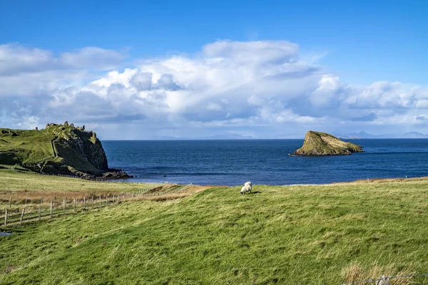 A Ilha Tulm, a Baía de Duntulm e as ruínas do castelo na Ilha de Skye - Escócia — Fotografia de Stock