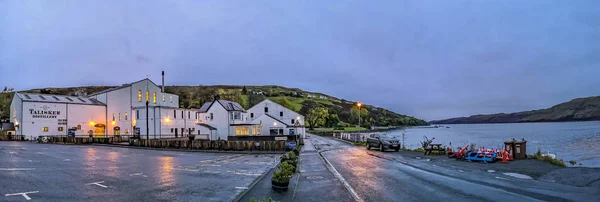 Isle Of Skye, Skottland - oktober 10 2018: Talisker distillery är en ön single malt Scotch whisky destilleri baserat i Carbost, Skottland på Isle of Skye — Stockfoto