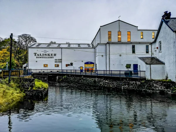 ISLA DE SKYE, SCOTLAND - 10 DE OCTUBRE DE 2018: La destilería Talisker es una destilería de whisky escocés de malta simple de la isla con sede en Carbost, Escocia, en la Isla de Skye — Foto de Stock