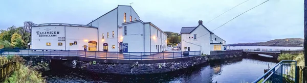 ISLA DE SKYE, SCOTLAND - 10 DE OCTUBRE DE 2018: La destilería Talisker es una destilería de whisky escocés de malta simple de la isla con sede en Carbost, Escocia, en la Isla de Skye — Foto de Stock
