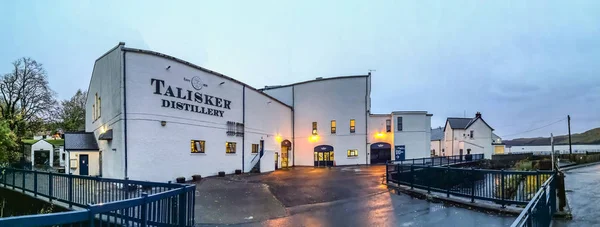 Isle Of Skye, Skotsko - 10 říjen 2018: Talisker distillery je palírny skotské whisky jednosladovou ostrov se sídlem v Carbost, Skotsko na ostrově Skye — Stock fotografie