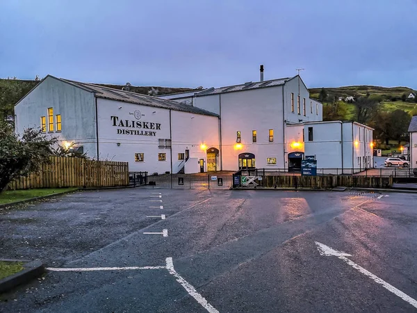Isle of Skye , Scotland - October 10 2018: Talisker distillery is an Island single malt Scotch whisky distillery based in Carbost, Scotland on the Isle of Skye — Stock Photo, Image