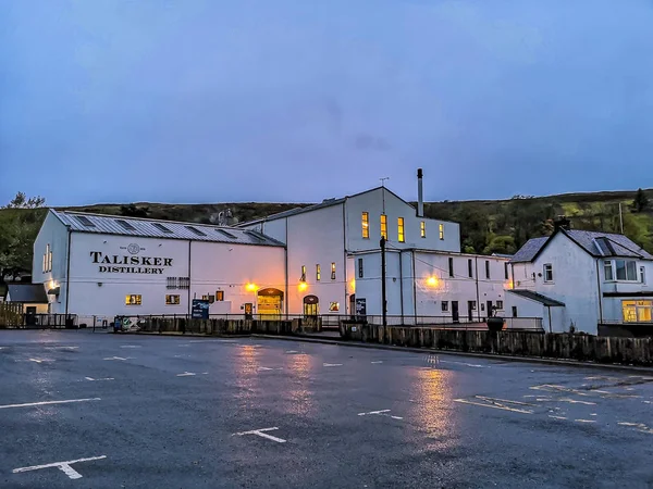 Isle Of Skye, Skotsko - 10 říjen 2018: Talisker distillery je palírny skotské whisky jednosladovou ostrov se sídlem v Carbost, Skotsko na ostrově Skye — Stock fotografie