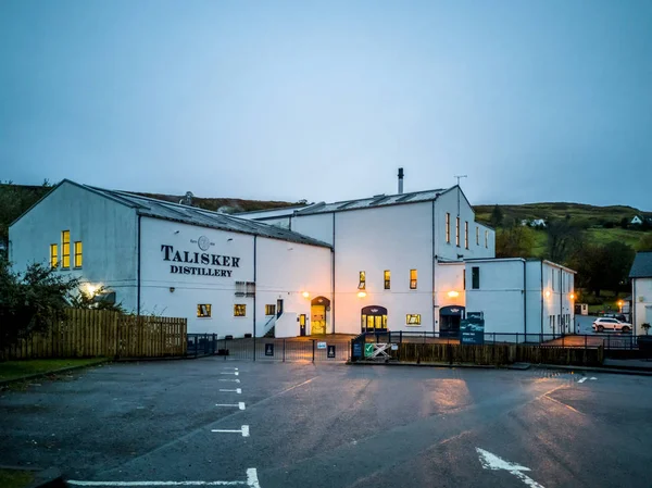 Isle Of Skye, Skotsko - 10 říjen 2018: Talisker distillery je palírny skotské whisky jednosladovou ostrov se sídlem v Carbost, Skotsko na ostrově Skye — Stock fotografie