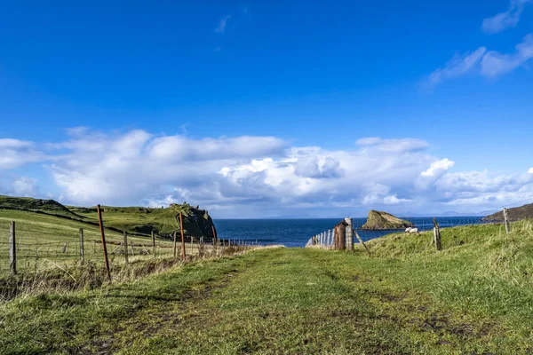 Остров Тулм, залив Дантулм и руины замка на острове Скай - Шотландия — стоковое фото