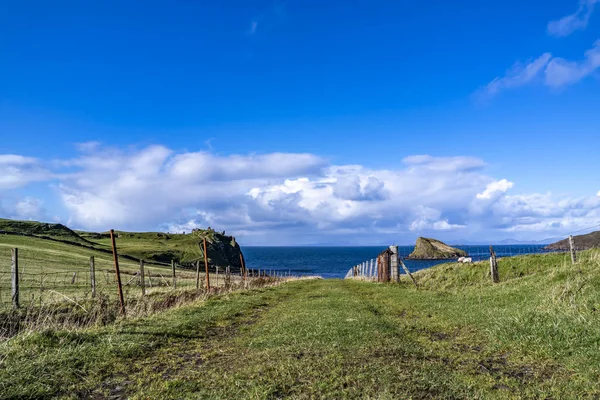 Tulm Island, Duntulm Körfezi ve kale kalıntıları Isle of Skye - İskoçya — Stok fotoğraf