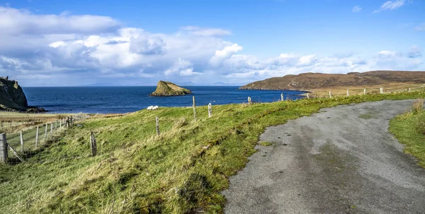 A Ilha Tulm, a Baía de Duntulm e as ruínas do castelo na Ilha de Skye - Escócia — Fotografia de Stock